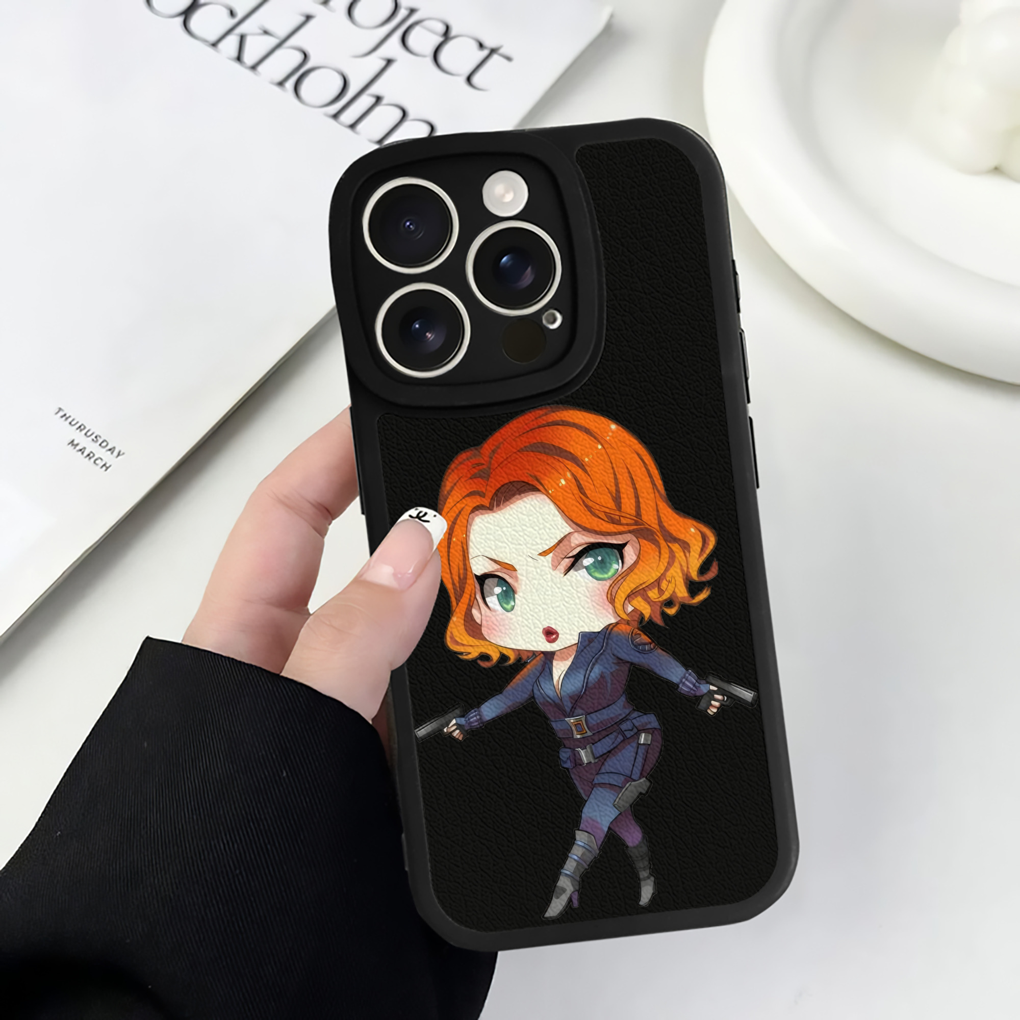 （画像用） アベンジャーズ The Avengers 【iPhone 16シリーズ対応】シリコンスマホケース（レザー調） 材質：シリコン